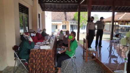 Pelaksanaan Vaksinasi untuk Lansia di Kalurahan Seloharjo
