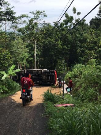 Laka Lantas Tunggal, Truk Bermuatan Merang Terguling Di Desa Geger