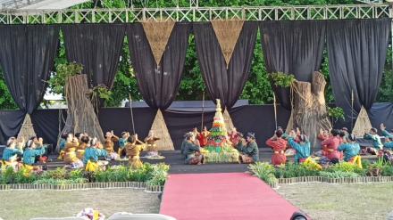 MERTI BUMI SUROCOLO DI DAULAT MEWAKILI KABUPATEN BANTUL DALAM FESTIVAL UPACARA ADAT ANTAR KABUPATEN 