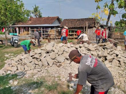 MASYARAKAT KARANGASEM KERJA BAKTI BANGKET JALAN DI RT 03