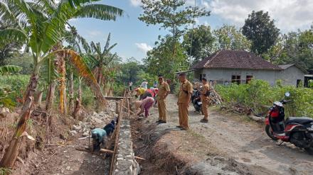 LURAH BERSAMA  TPK SELOHARJO PANTAU PEMBANGUNAN TALUD DI KARANGASEM