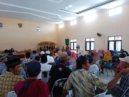 Penyaluran BLT di Aula Seloharjo