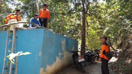 Droping Air dari YEU(Yakkum Unit Emergency) dan Tim FPRB Untuk Masyarakat di Padukuhan Dermojurang