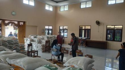 Pembagian Bantuan Beras Bulog 10 Kg Bulan Mei 2024 di Seloharjo