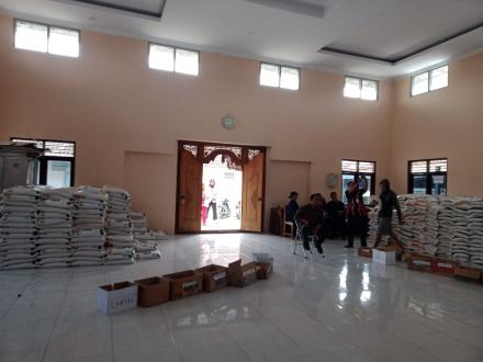 Pembagian Bantuan Beras Bulog 10 Kg Bulan Desember 2024 di Seloharjo
